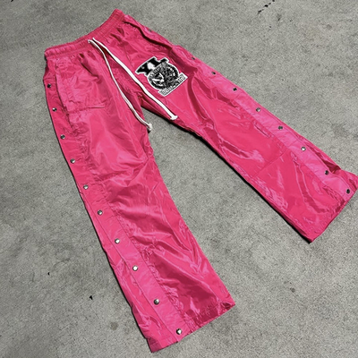 comprare Pantaloni da ginnastica in nylon da uomo con un design a prova di vento e ricami distress online manufacture