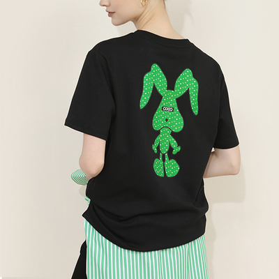 T-shirt a spalla rotonda per donne con coniglio nero sostenibile
